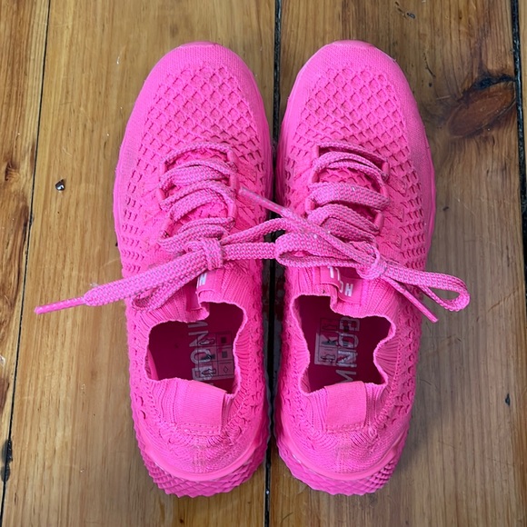 neon pink knit runner